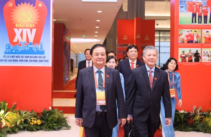 Ủy viên Trung ương Đảng, Phó Chủ tịch Quốc hội Lê Minh Hoan và các đại biểu đến dự phiên thảo luận tại hội trường về các Văn kiện Đại hội, sáng 21.1. Ảnh: TTXVN