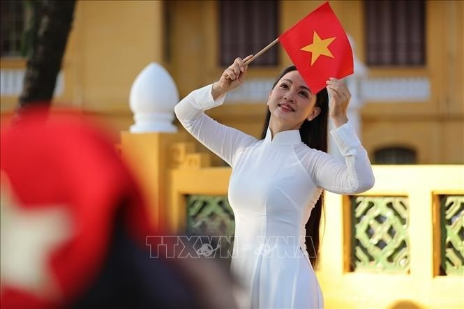 Lưu lại những khoảng khắc ý nghĩa trong những ngày tháng Tám lịch sử với hình ảnh lá cờ Tổ quốc. yeu-nuoc-5.jpg