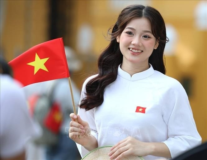 Lưu lại những khoảng khắc ý nghĩa trong những ngày tháng Tám lịch sử với hình ảnh lá cờ Tổ quốc. yeu-nuoc-1.jpg
