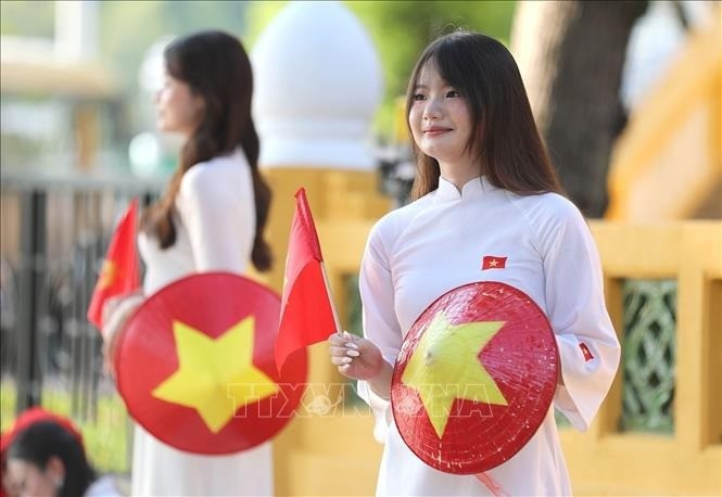 Đối với nhiều người dân, chụp ảnh cùng lá cờ Tổ quốc cũng là cách thể hiện tình yêu nước hướng đến ngày Đại lễ của dân tộc. yeu-nuoc-3.jpg