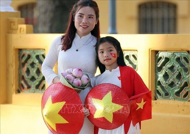 Hai mẹ con lưu lại những khoảng khắc ý nghĩa trong những ngày tháng Tám lịch sử. yeu-nuoc-9.jpg
