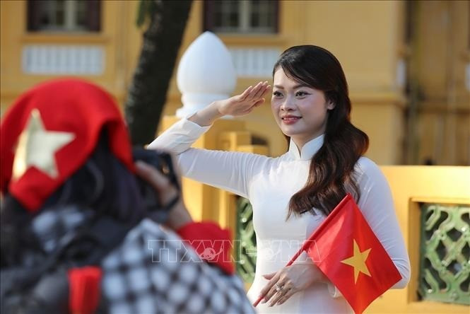 Lưu lại những khoảng khắc ý nghĩa trong những ngày tháng Tám lịch sử với hình ảnh lá cờ Tổ quốc. yeu-nuoc-2.jpg