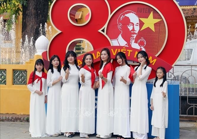 Đối với nhiều người dân, chụp ảnh cùng lá cờ Tổ quốc cũng là cách thể hiện tình yêu nước hướng đến ngày Đại lễ của dân tộc. yeu-nuoc-7.jpg
