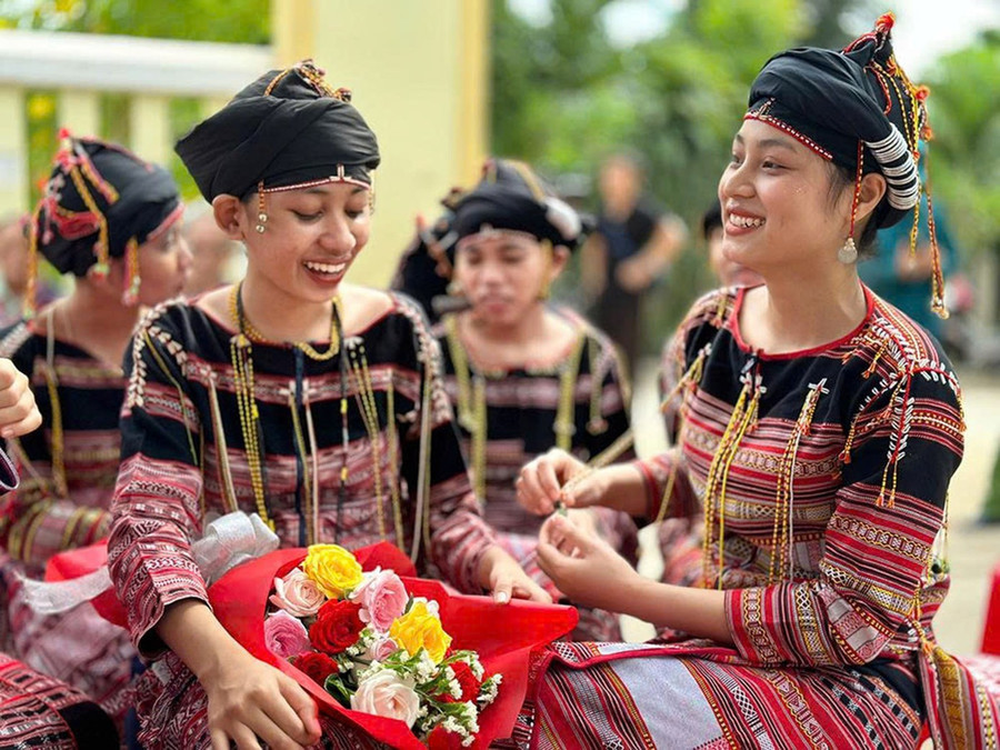 Thiếu nữ Ba Na trong trang phục truyền thống Thiếu nữ Ba Na trong trang phục truyền thống