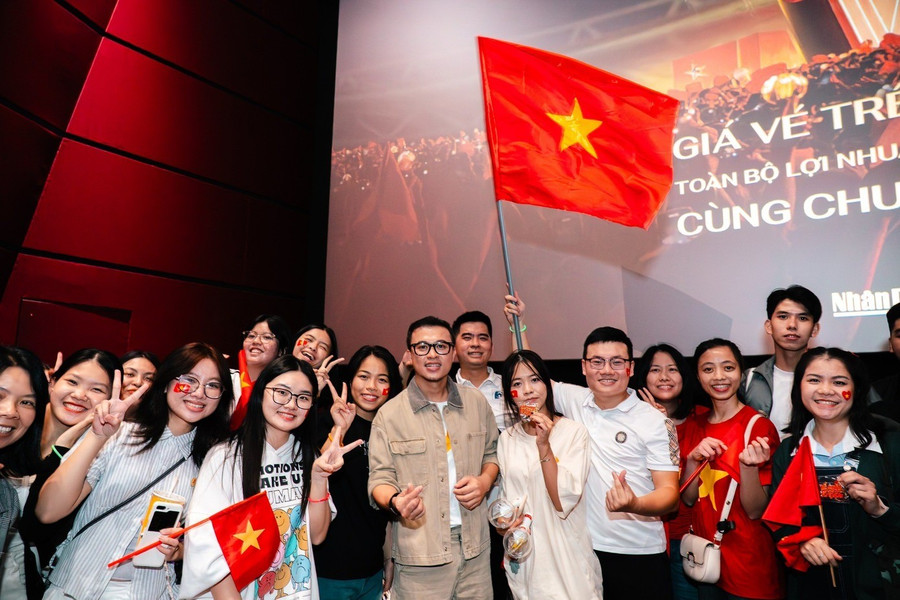 Tổ quốc trong tim: The Concert Film là phim hòa nhạc ghi lại những khoảnh khắc cảm xúc trong đêm nhạc Tổ quốc trong tim diễn ra vào tháng 8. Phim ra rạp từ 16/10, dự kiến rời rạp ngày 2/11. Phim gắn mác P (phổ biến mọi khán giả), có giá 65.000 đồng/vé. Đạo diễn Đặng Lê Minh Trí nói anh xúc động khi phim được khán giả ủng hộ. 571143494-122145516404909444-250.jpg