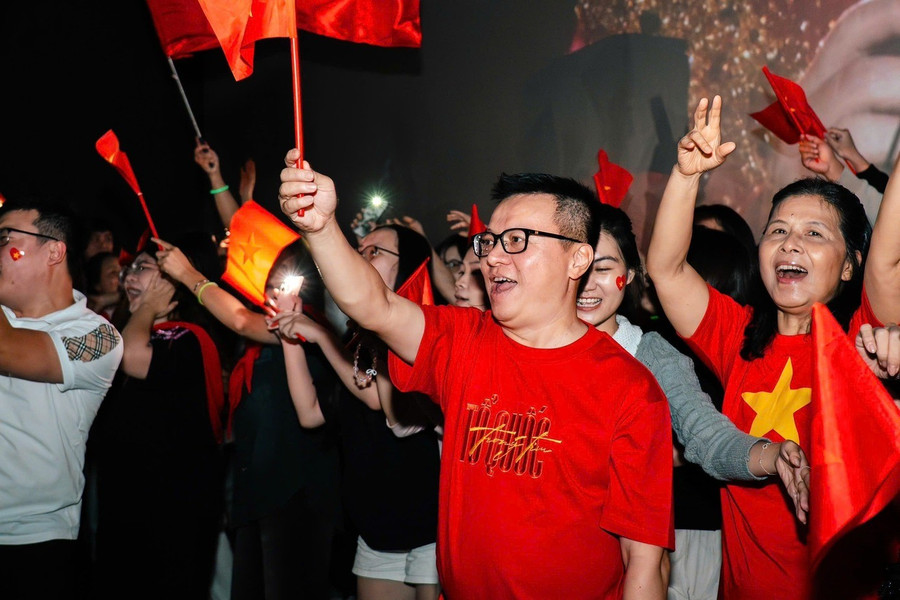 Sau hơn 10 ngày ra rạp, Tổ quốc trong tim: The Concert Film gây ấn tượng với khán giả trẻ. Tính đến chiều 28/10, phim thu về khoảng 2 tỷ đồng. Trong hai ngày 25 và 26/10, tại Trung tâm Chiếu phim quốc gia (Hà Nội), phòng chiếu lớn nhất với hơn 400 ghế không còn chỗ trống. 5.jpg