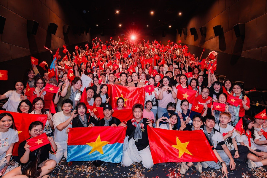 Ở TPHCM, một cụm rạp tại Sư Vạn Hạnh cho biết phải liên tục mở thêm suất chiếu vì nhu cầu khán giả tăng mạnh, phòng lớn nhất 309 ghế cũng không còn chỗ trống. Hàng trăm khán giả bật flash, hát Tiến quân ca ngay trong rạp chiếu và giao lưu cùng đoàn làm phim. 571186037-122108752971013007-879.jpg