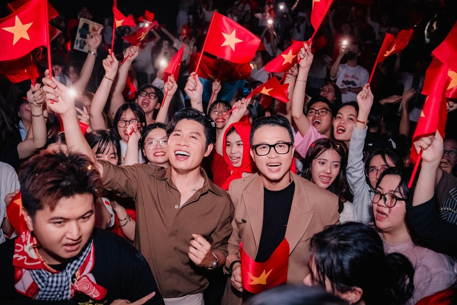 Nhạc sĩ Nguyễn Văn Chung và đạo diễn Minh Trí hòa cùng niềm vui của khán giả tại sự kiện giao lưu khán giả hôm 26/10 tại TPHCM. 574031735-122108753007013007-627-1.jpg