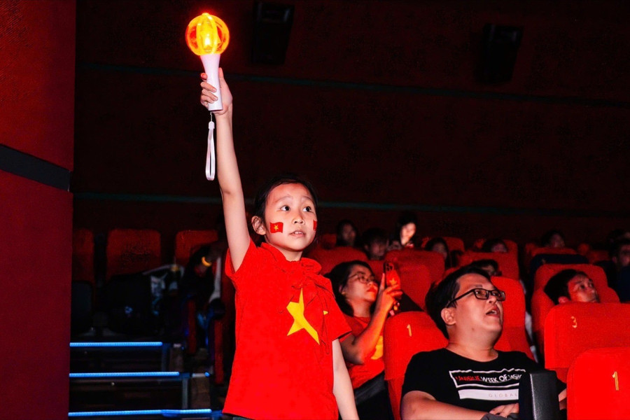 Khán giả nhí mặc áo cờ đỏ sao vàng tới xem phim. 571274023-122108728311013007-414.jpg