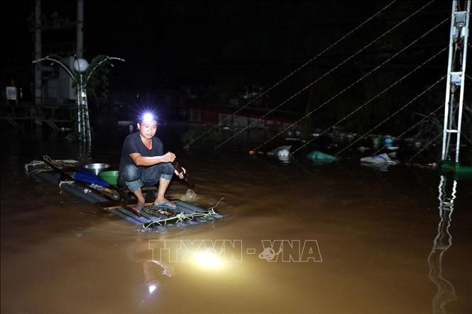 Người dân xã Thất Khê, tỉnh Lạng Sơn di chuyển bằng bè mảng qua Quốc lộ 4A đang bị ngập sâu trong đêm. Người dân xã Thất Khê, tỉnh Lạng Sơn di chuyển bằng bè mảng qua Quốc lộ 4A đang bị ngập sâu trong đêm.