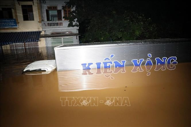 Chiếc xe tải bị chìm trong biển nước trên Quốc lộ 4A, qua địa bàn xã Thất Khê, tỉnh Lạng Sơn. Chiếc xe tải bị chìm trong biển nước trên Quốc lộ 4A, qua địa bàn xã Thất Khê, tỉnh Lạng Sơn.