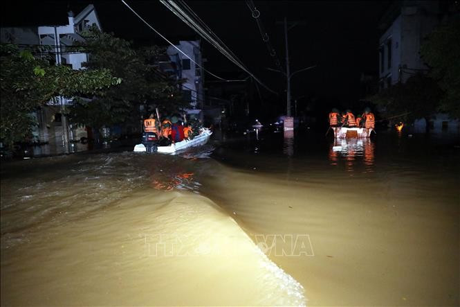 Lực lượng cán bộ chiến sĩ Bộ Chỉ huy Quân sự tỉnh Lạng Sơn và Quân khu 1 thường trực tại xã Thất Khê, tỉnh Lạng Sơn trong đêm để hỗ trợ nhân dân. Lực lượng cán bộ chiến sĩ Bộ Chỉ huy Quân sự tỉnh Lạng Sơn và Quân khu 1 thường trực tại xã Thất Khê, tỉnh Lạng Sơn trong đêm để hỗ trợ nhân dân.