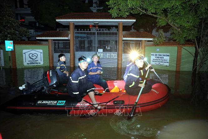 Cán bộ chiến sĩ Công an tỉnh Lạng Sơn triển khai lực lượng hỗ trợ nhân dân vùng lũ xã Thất Khê, tỉnh Lạng Sơn trong đêm. Cán bộ chiến sĩ Công an tỉnh Lạng Sơn triển khai lực lượng hỗ trợ nhân dân vùng lũ xã Thất Khê, tỉnh Lạng Sơn trong đêm.