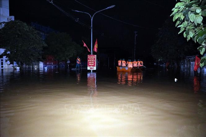 Lực lượng cán bộ chiến sĩ Bộ Chỉ huy Quân sự tỉnh Lạng Sơn và Quân khu 1 thường trực tại xã Thất Khê, tỉnh Lạng Sơn trong đêm để hỗ trợ nhân dân. Lực lượng cán bộ chiến sĩ Bộ Chỉ huy Quân sự tỉnh Lạng Sơn và Quân khu 1 thường trực tại xã Thất Khê, tỉnh Lạng Sơn trong đêm để hỗ trợ nhân dân.