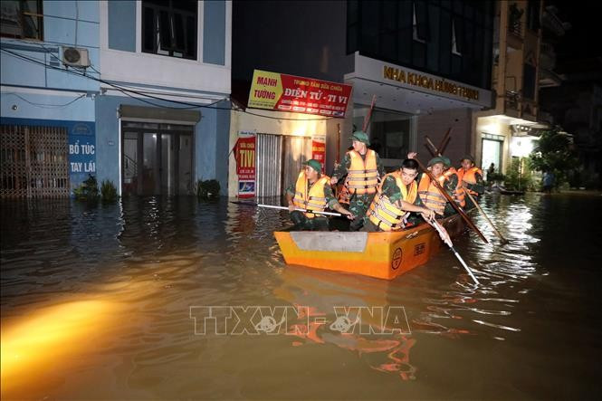 Lực lượng cán bộ chiến sĩ Bộ Chỉ huy Quân sự tỉnh Lạng Sơn và Quân khu 1 thường trực tại xã Thất Khê, tỉnh Lạng Sơn trong đêm để hỗ trợ nhân dân. Lực lượng cán bộ chiến sĩ Bộ Chỉ huy Quân sự tỉnh Lạng Sơn và Quân khu 1 thường trực tại xã Thất Khê, tỉnh Lạng Sơn trong đêm để hỗ trợ nhân dân.