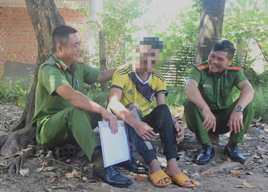 Cán bộ Công an phường Đăk Bla đến thăm, động viên A.X