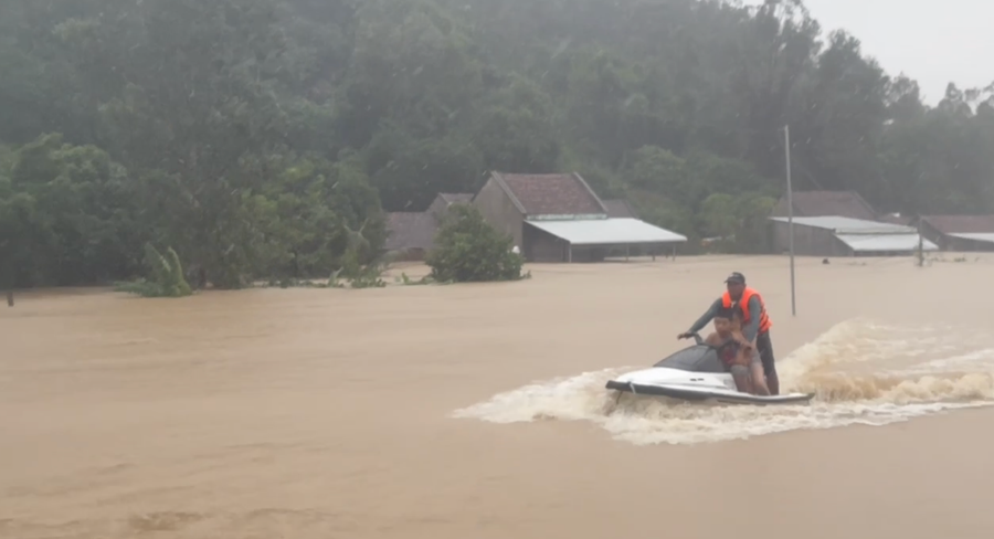 Chiếc jetski của nhóm anh Hà đưa người dân Hòa Xuân ra khỏi vùng lũ