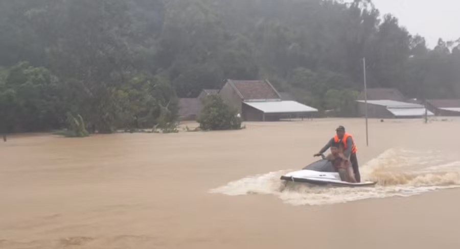 Chiếc jetski của nhóm anh Hà đưa người dân Hòa Xuân ra khỏi vùng lũ