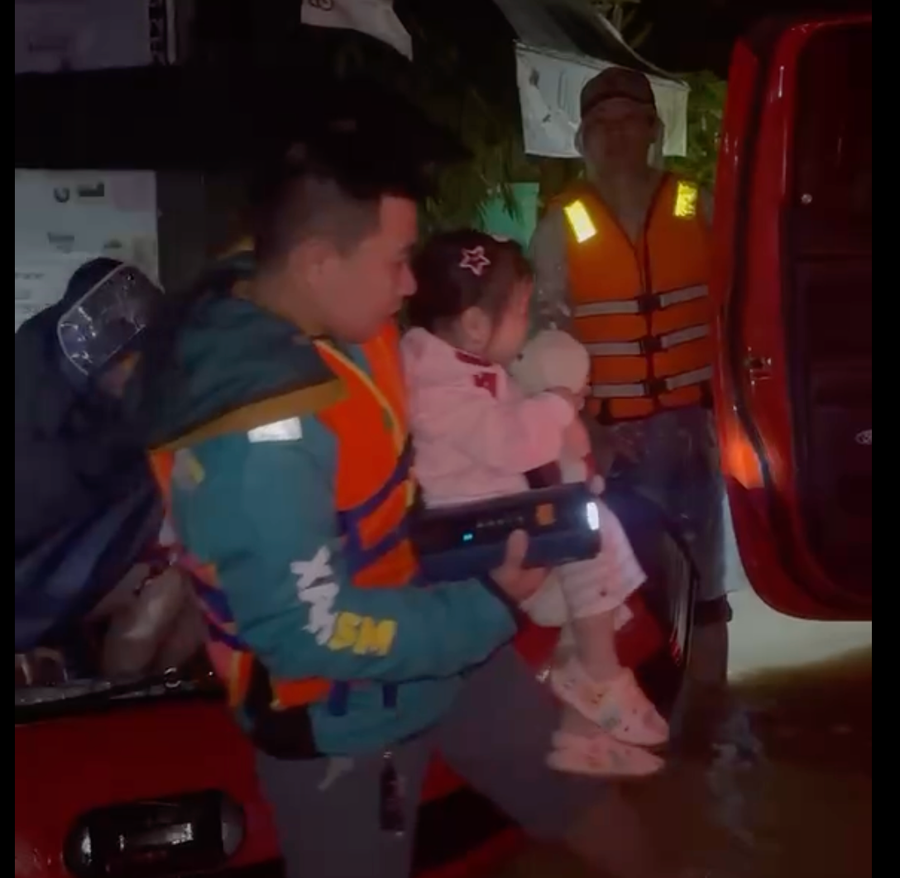 Anh Quyền và người bạn đưa sản phụ và bé gái 2 tuổi đến nơi an toàn