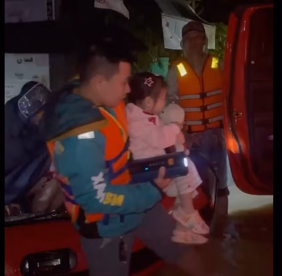 Anh Quyền và người bạn đưa sản phụ và bé gái 2 tuổi đến nơi an toàn