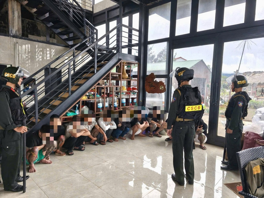 Công an xã Măng Đen (tỉnh Quảng Ngãi) bắt giữ nhóm đối tượng sử dụng trái phép chất ma túy tại một homestay trên địa bàn