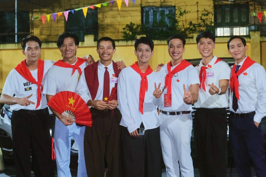 Ê-kíp đoàn phim Mưa đỏ giao lưu cùng khán giả tại Hà Nội. Ảnh: Facebook diễn viên Hiếu Nguyễn Ê-kíp đoàn phim Mưa đỏ giao lưu cùng khán giả tại Hà Nội. Ảnh: Facebook diễn viên Hiếu Nguyễn