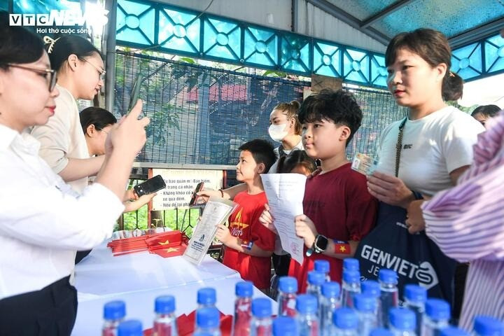 Trong dòng người kiên nhẫn chờ đợi có những em nhỏ đi cùng cha mẹ, ánh mắt háo hức, mong sớm được đeo kính VR để trải nghiệm. a1e7fdc65726df788637-07562606.jpg