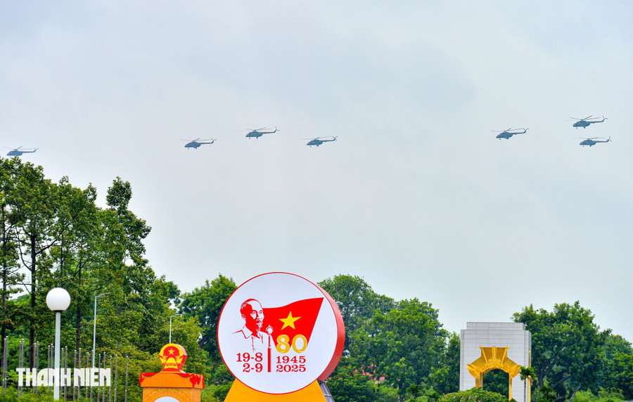 Biên đội trực thăng bay qua đường Hoàng Diệu edit-photo-hjbhgoooya-1755756911.jpg
