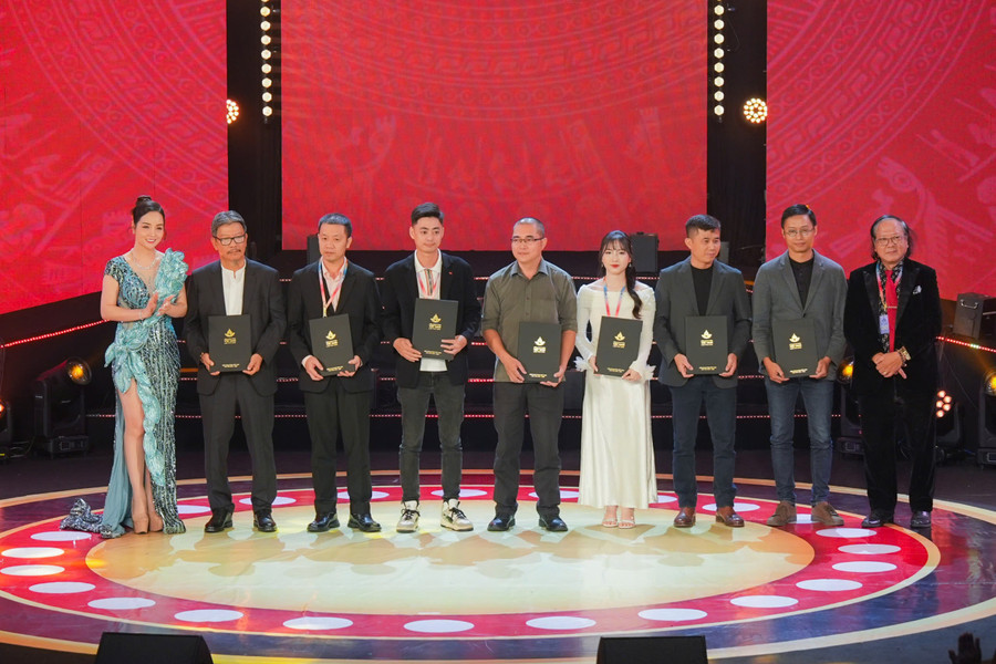 PGS-TS Đỗ Lệnh Hùng Tú và diễn viên Mai Thu Huyền trao giải ở các hạng mục Họa sĩ thiết kế, Kỹ xảo và Quay phim xuất sắc