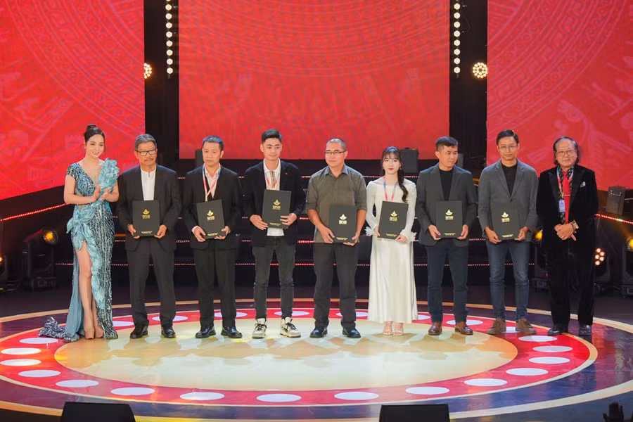 PGS-TS Đỗ Lệnh Hùng Tú và diễn viên Mai Thu Huyền trao giải ở các hạng mục Họa sĩ thiết kế, Kỹ xảo và Quay phim xuất sắc