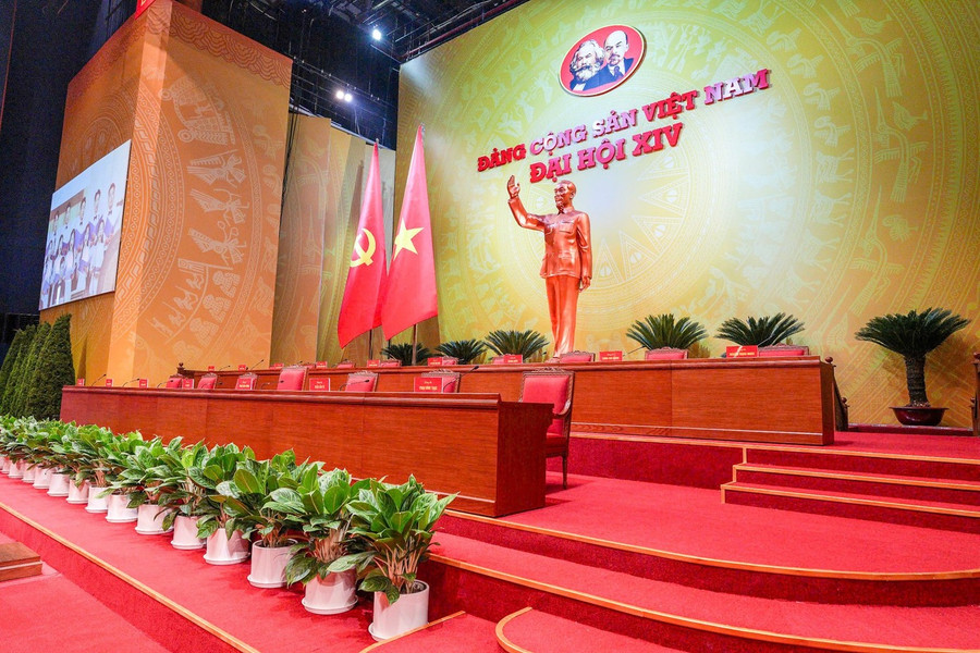 Theo bà Nguyễn Thị Thu Hà - Phó Chánh Văn phòng Thường trực Văn phòng Trung ương Đảng: Về trang trí khánh tiết, tại hội trường lớn có tượng toàn thân của Bác Hồ nhìn xuống đại hội; một bên là cờ Tổ quốc và một bên là cờ Đảng. Điều này vừa đúng với quy định, nhưng cũng là điểm khác so với nhiệm kỳ trước, thể hiện sự biết ơn, kính trọng của Đại hội đối với Bác Hồ - người sáng lập, lãnh đạo và rèn luyện Đảng ta.