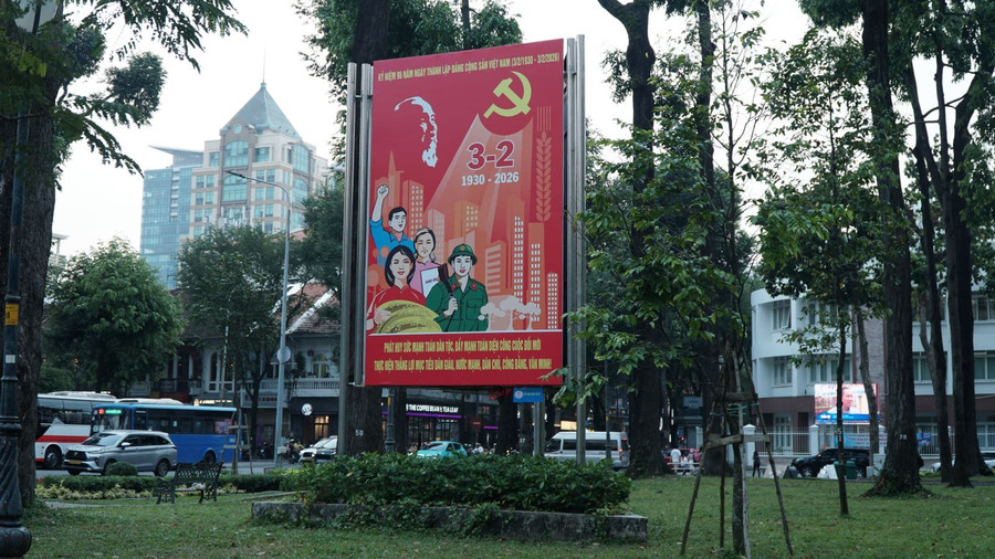 Tại các công viên trung tâm TP Hồ Chí Minh cũng xuất hiện những pano tuyên truyền khá lớn.