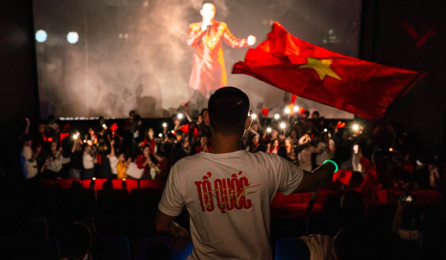 Bộ phim cũng tái hiện chân thực không khí sôi nổi của sân vận động Mỹ Đình được lấp đầy với hơn 50.000 khán giả. pl400124.jpg