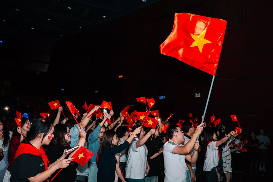 Đạo diễn chia sẻ quá trình hậu kỳ chỉ diễn ra một tháng. Đây là thời gian kỷ lục so với các concert film thông thường (khoảng 6 tháng). pl409552.jpg