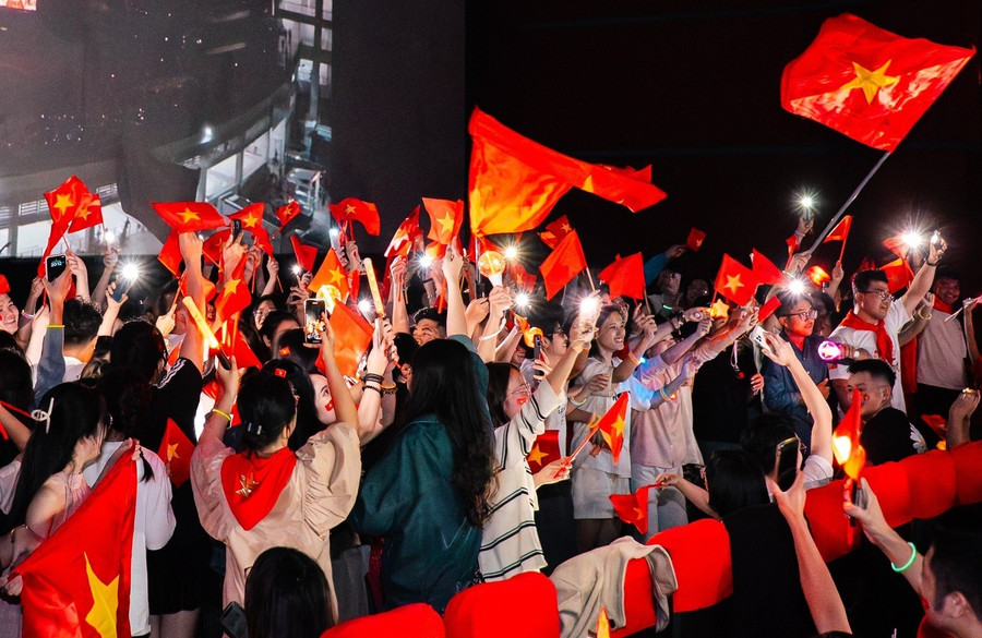 Phim dài hơn 120 phút, trong đó có 90 phút tái hiện concert do giám đốc sáng tạo kiêm đạo diễn Đặng Lê Minh Trí thực hiện, chỉ đạo hậu kỳ. 30 phút còn lại là phim tài liệu hậu trường, do biên kịch Vũ Liêm và đạo diễn Nguyễn Mạnh Tuấn đảm nhận thực hiện. 30 phút ghi lại hành trình của hàng nghìn nhân sự phía sau sân khấu chuẩn bị cho đêm nhạc. pl409750.jpg