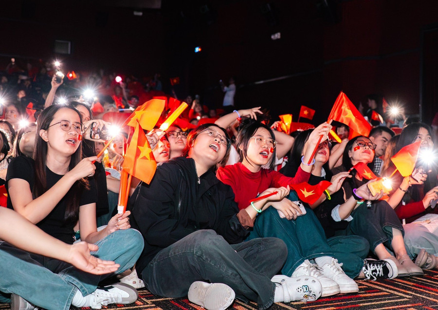 Đội ngũ sản xuất không muốn khán giả ra rạp chỉ đơn thuần xem lại concert. Vì vậy, phần âm thanh được nhạc sĩ Nguyễn Hữu Vượng hòa âm, xử lý lại. Các buổi làm việc của ban tổ chức concert được ghi lại theo từng mốc thời gian. Càng sát ngày tổ chức, áp lực càng lớn. Ban tổ chức nhiều lần tranh luận để thống nhất nội dung, phương án thực hiện. pl409472.jpg