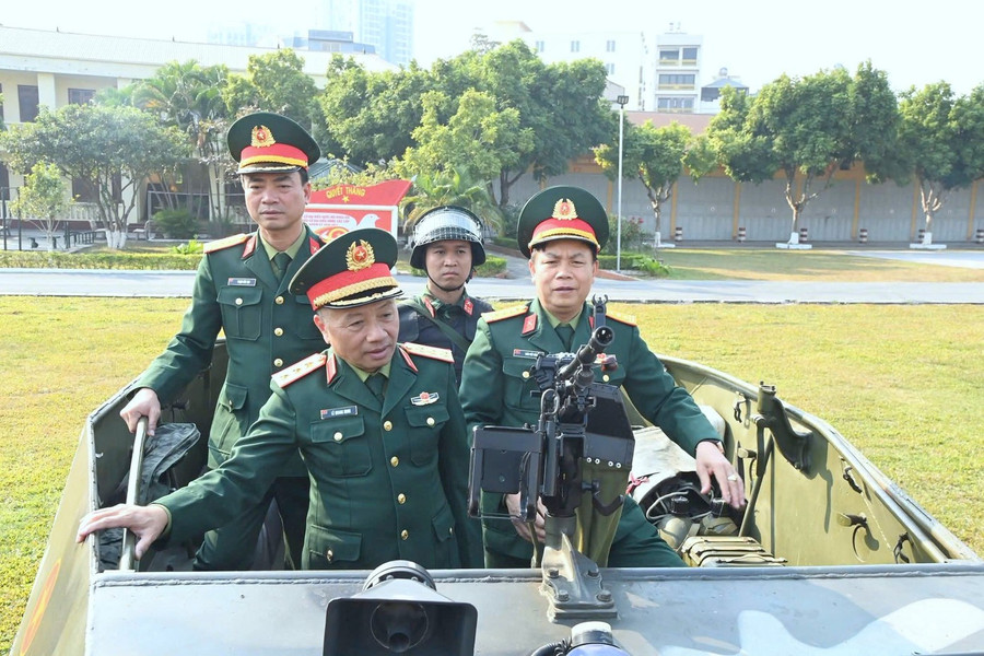 Thượng tướng Lê Quang Minh kiểm tra công tác sẵn sàng chiến đấu tại Đại đội Trinh sát cơ giới thuộc Bộ CHQS tỉnh Bắc Ninh.