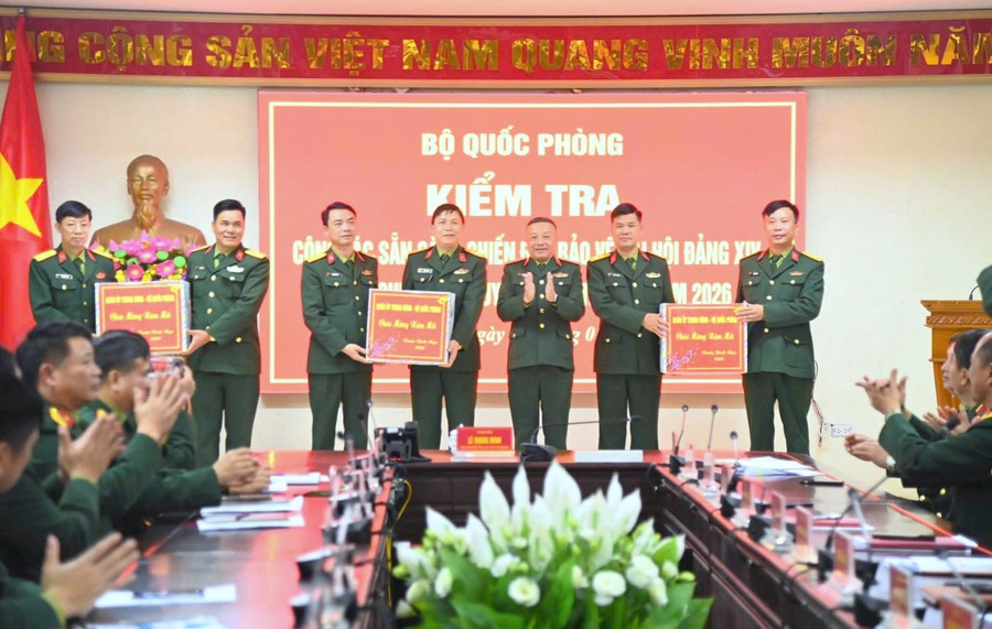Nhân dịp này, Thượng tướng Lê Quang Minh đã trao quà Tết của Quân ủy Trung ương - Bộ Quốc phòng tặng Bộ CHQS tỉnh Bắc Ninh và đơn vị trực thuộc.