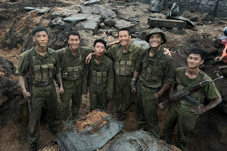 Phim điện ảnh Mưa đỏ bùng nổ kéo theo doanh thu tiểu thuyết cùng tên bùng nổ theo. Phim điện ảnh Mưa đỏ bùng nổ kéo theo doanh thu tiểu thuyết cùng tên bùng nổ theo.