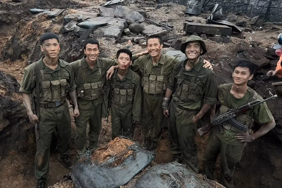 Phim điện ảnh Mưa đỏ bùng nổ kéo theo doanh thu tiểu thuyết cùng tên bùng nổ theo.