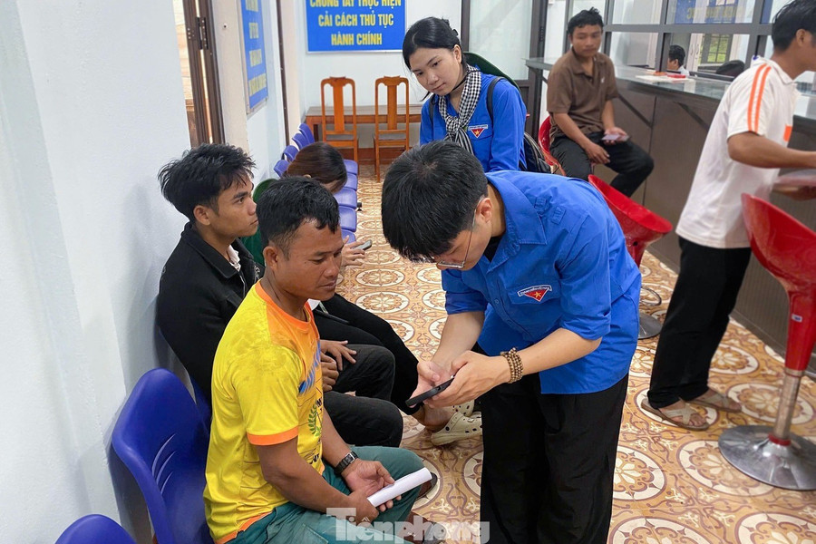 Bên cạnh đó, trong Chiến dịch Mùa hè xanh, Đoàn trường ĐH Bách khoa - ĐH Đà Nẵng cũng triển khai nhiều hoạt động hỗ trợ chuyển đổi số, "xóa mù" công nghệ, triển khai phong trào Bình dân học vụ số trên địa bàn xã Lìa, giúp bà con nơi đây tiếp cận và làm quen với ứng dụng VneID, dịch vụ công trực tuyến... tp-lop-hoc-so-hoa-mua-he-xanh-6.jpg