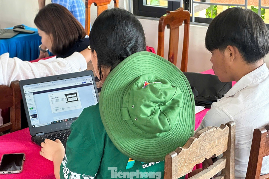 Là lớp trưởng của lớp học đặc biệt này, ông Trần Đình Dũng - Chủ tịch UBND xã Lìa, đánh giá rất cao nội dung cũng như cách thức triển khai, tổ chức lớp của các tình nguyện viên. tp-lop-hoc-so-hoa-mua-he-xanh-14.jpg