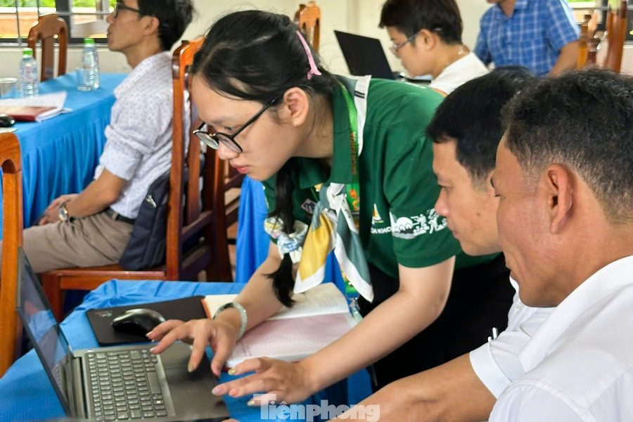 Bên cạnh đó, các cán bộ, công chức, viên chức xã còn được hướng dẫn sử dụng công cụ ChatGPT hiệu quả, ứng dụng thiết thực nhất trong công việc thông qua tra cứu, soạn thảo, sáng tạo nội dung, tóm tắt thông tin... tp-lop-hoc-so-hoa-mua-he-xanh-12.jpg