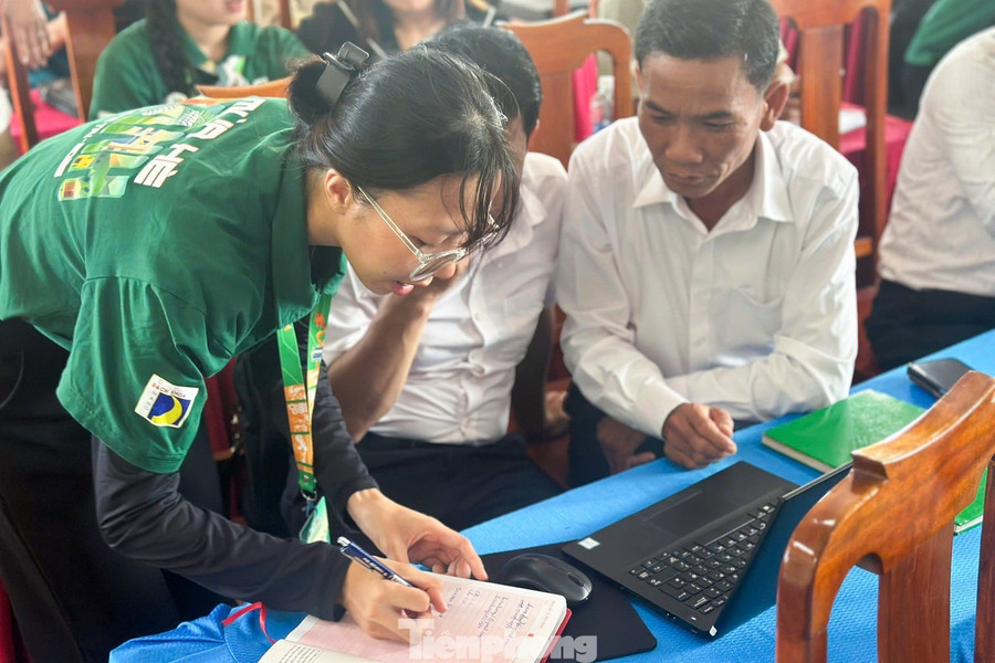 Lớp học cập nhật những kiến thức về công nghệ thông tin cơ bản, cách sử dụng hiệu quả các ứng dụng văn phòng, thư điện tử... Những kiến thức về các công nghệ mới nhất như AI, ChatGPT... cũng được phổ cập đến các học viên. tp-lop-hoc-so-hoa-mua-he-xanh-8.jpg