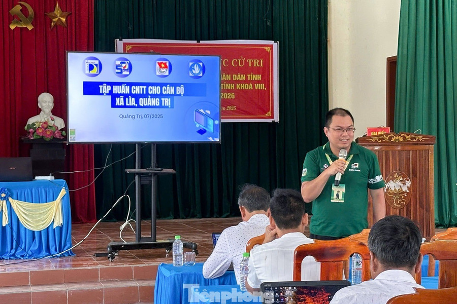 Trong những ngày đóng quân tại địa bàn xã Lìa - một xã biên giới khó khăn của tỉnh Quảng Trị, Đoàn thanh niên trường ĐH Bách khoa - ĐH Đà Nẵng nhận được một "đặt hàng" đặc biệt. Đó là tổ chức một lớp học chuyển đổi số cho chính cán bộ, công chức, viên chức của xã. Ảnh: G.T tp-lop-hoc-so-hoa-mua-he-xanh-18.jpg