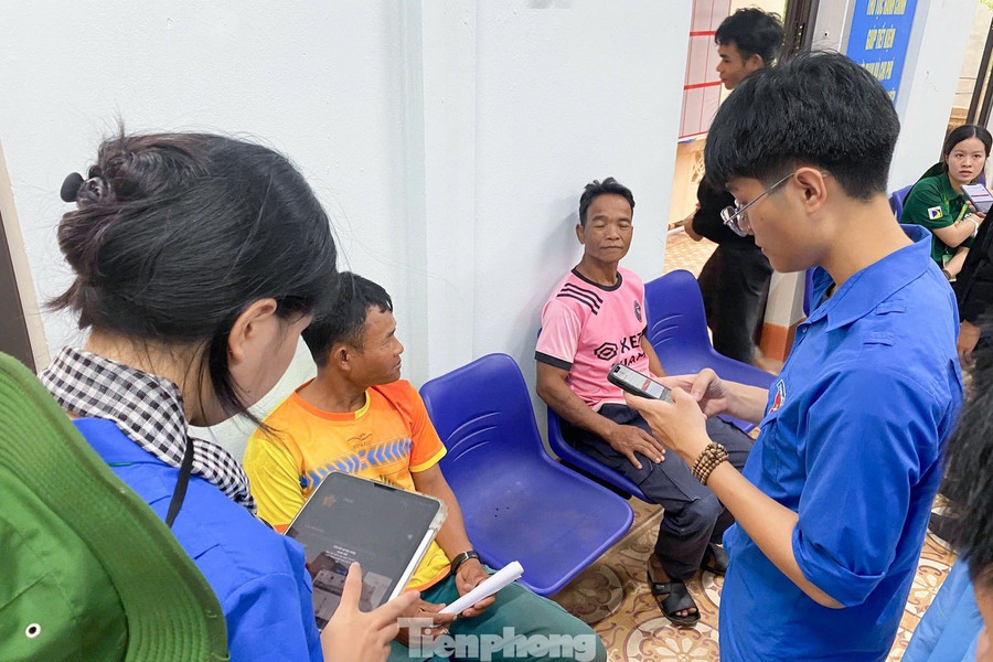 "Ngoài ra, đội hình hỗ trợ vận hành chính quyền địa phương 2 cấp cũng được triển khai để sẵn sàng hỗ trợ chính quyền và người dân thực hiện dịch vụ công trực tuyến ở Trung tâm phục vụ hành chính công. Qua đó, Chiến dịch Mùa hè xanh thực sự lan tỏa, góp sức trẻ, tri thức trẻ để hỗ trợ bà con ở vùng sâu, vùng khó chuyển đổi số; phát huy vai trò xung kích, tình nguyện của màu áo xanh ", anh Sơn nói. tp-lop-hoc-so-hoa-mua-he-xanh-7.jpg