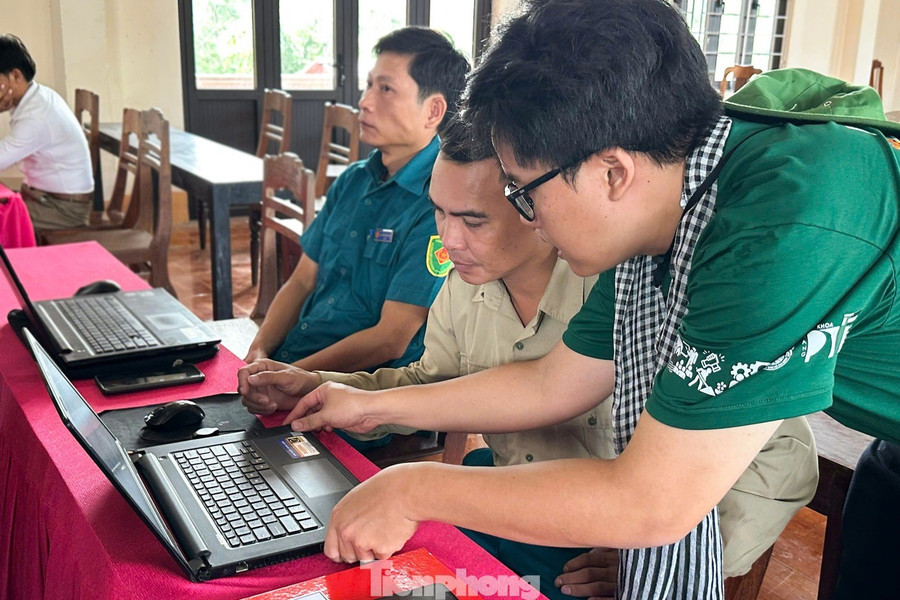 Theo bạn Phạm Lê Tú - Đội trưởng Đội dân vận, trong các buổi học, các tình nguyện viên đóng vai trò là các trợ giảng, trực tiếp "cầm tay chỉ việc", giúp các anh chị, cô chú thực hành thành thạo các kỹ năng được học, học đến đâu thực hành đến đó để sử dụng thành thạo các công cụ. tp-lop-hoc-so-hoa-mua-he-xanh-16.jpg