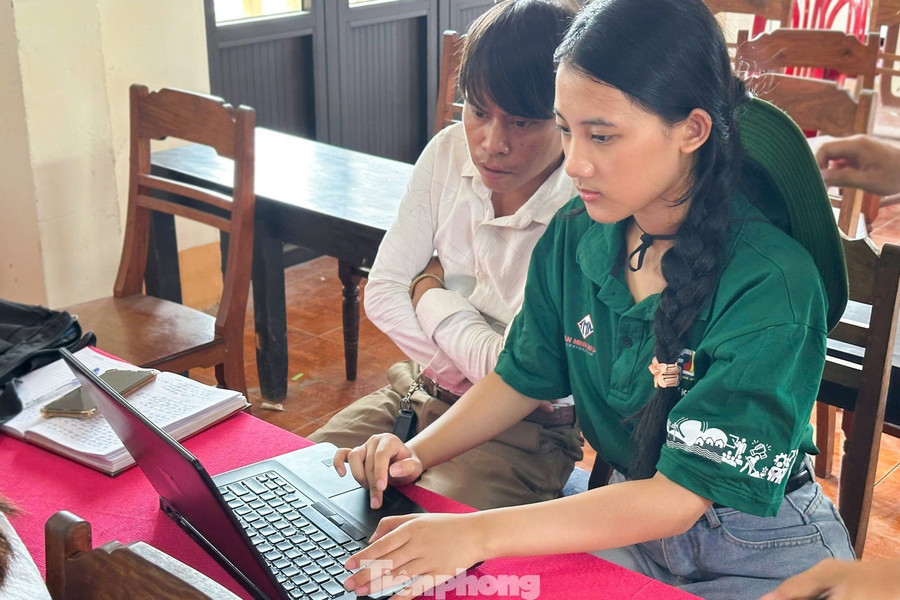 "Đội đã huy động laptop cá nhân của các tình nguyện viên Chiến dịch Mùa hè xanh để đảm bảo đầy đủ thiết bị cho các học viên thực hành. Đa phần các tình nguyện viên tham gia hỗ trợ lớp học đều theo học chuyên ngành công nghệ thông tin và những ngành liên quan nên có kiến thức và kỹ năng rất tốt. Nhờ vậy, lớp học được tổ chức rất hiệu quả", Tú nói. tp-lop-hoc-so-hoa-mua-he-xanh-15.jpg