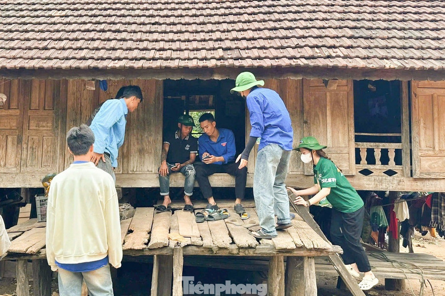 "Các nội dung được đề cập đều thiết thực, các cán bộ, công chức, viên chức xã có thể dễ dàng ứng dụng trong quá trình công tác. Đây thực sự là hoạt động rất hữu ích đối với chúng tôi, đặc biệt là khi vận hành chính quyền địa phương 2 cấp , chuyển đổi số toàn diện các thủ tục hành chính", ông Dũng nói. tp-lop-hoc-so-hoa-mua-he-xanh-5.jpg