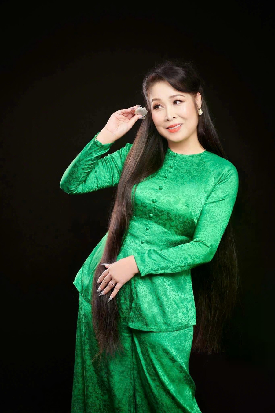 Sắc vóc gây chú ý của NSND Hồng Vân ở tuổi 60 ảnh 1